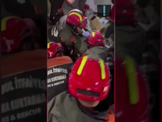 Bebê de 10 dias é resgatado com a mãe em Hatay, na Turquia, 90 horas após o terremoto #shorts