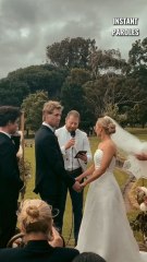 Cet invité spécial apporte l’alliance lors de ce mariage