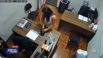 Professora é Detida por Roubo de Dados de Cartão de Crédito da Vice-Diretora 💳