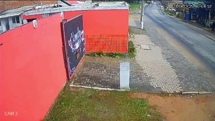 Cadeirante é arrastado por caminhão em estrada e sai sem ferimentos