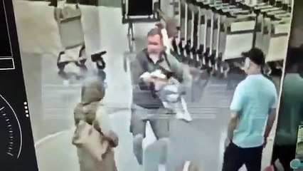 Yahudi adamın yere çarptığı Müslüman çocuk komada: Bunlar insan olamaz! Korkunç adam