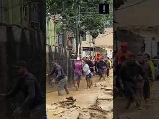 Moradores de São Sebastião fizeram corrente humana para resgatar crianças após as chuvas #shorts