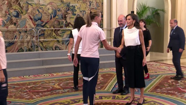La reina Letizia derrocha elegancia con la Selección Española de Fútbol Femenino
