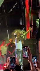 Lamine Yamal disfruta en el escenario durante un concierto de Ozuna en Ibiza