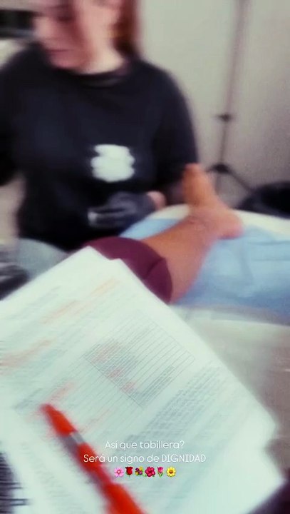 Mayra Mendoza se tatuó una tobillera en honor a Cristina Kirchner