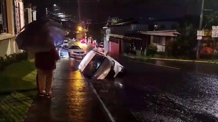 tn7-Cámara grabó momento en el que carro cae a gran hueco en Curridabat-250625