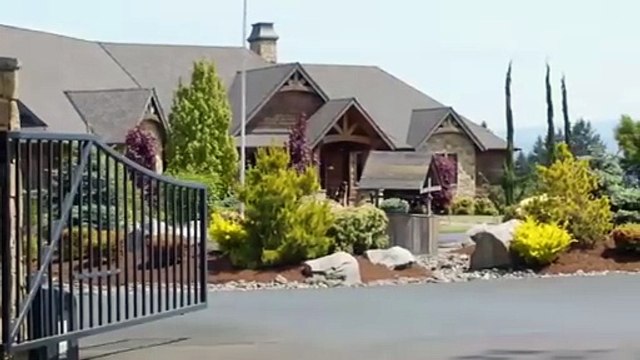 Stunning panoramic mountain view Home in Washington has incredible outdoor spaces