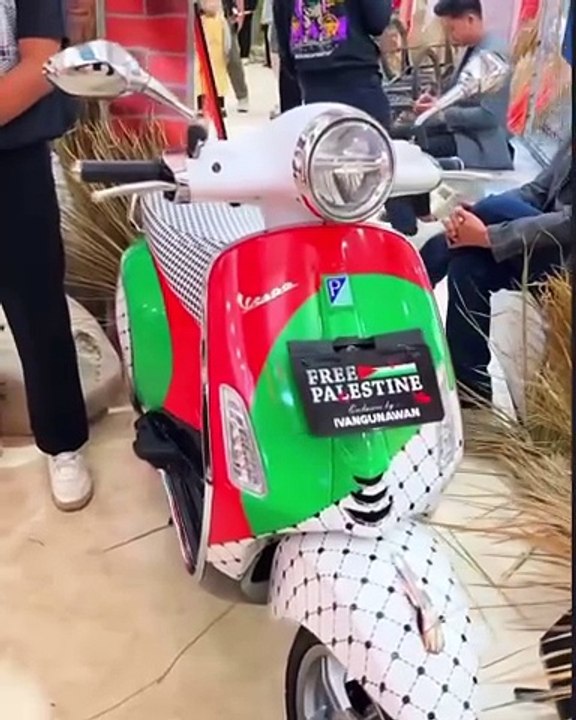 Desainer Ivan Gunawan menggelar instalasi fashion bertema “Love, Hope For Humanity” sebagai bentuk solid...ama dalam isu yang sudah darurat kemanusiaan, tanpa melihat perbedaan keyakinan.#VOLIX[Via @ivan_gunawan, @husein_hadar]