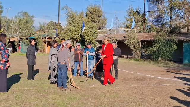 Visite de la reine Mathilde et d'Élisabeth Degryse auprès de la communauté indigène chilienne Mapuche