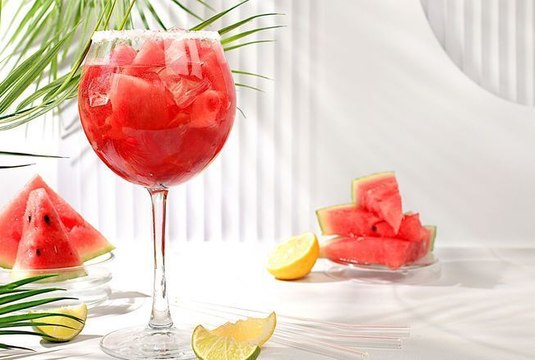 Un spritz à la pastèque ? Voici le cocktail ultime pour se rafraîchir pendant les chaudes journées d’été