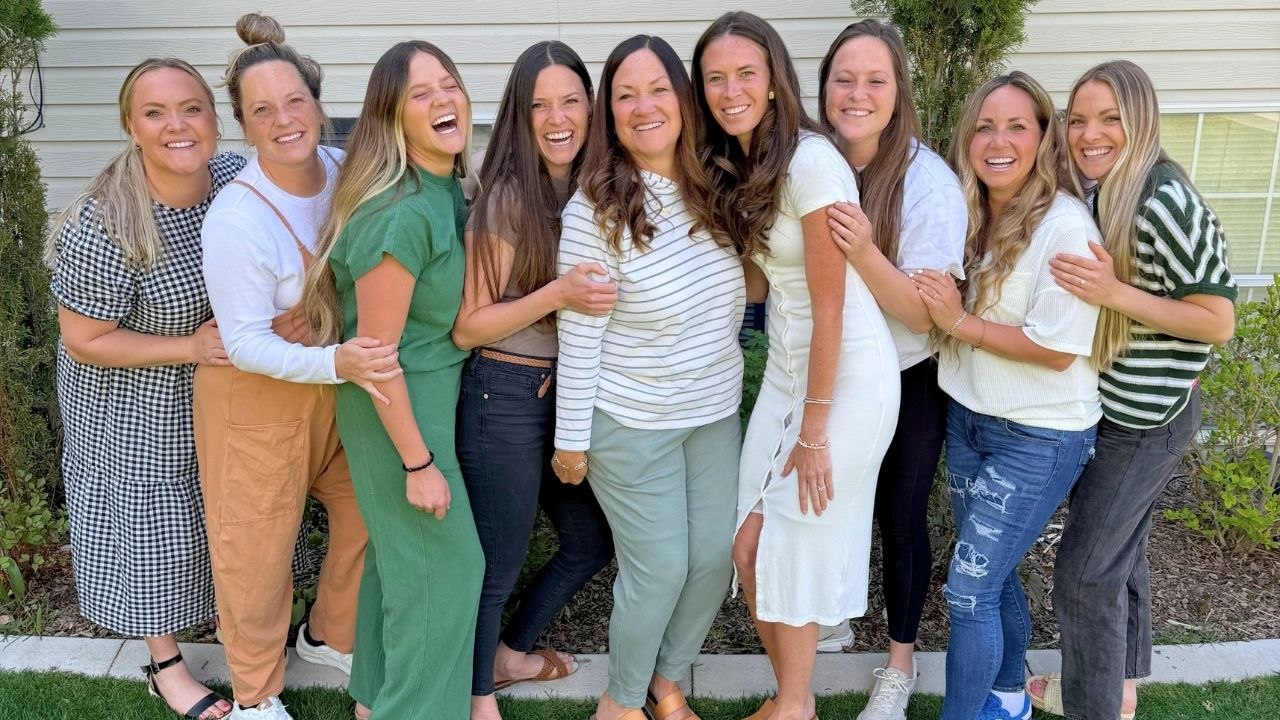Seven Sisters From Five Different States Return Home To Surprise Mom After 2 Years | Happily TV