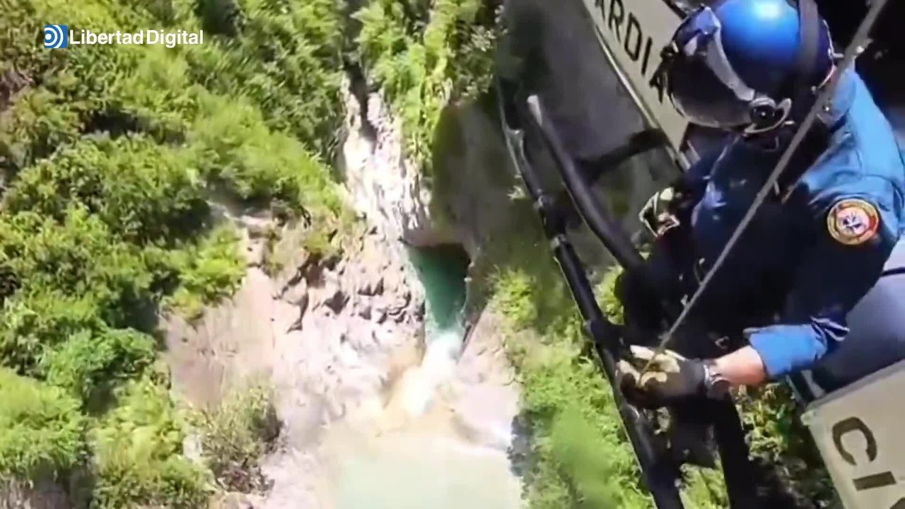 Espectacular rescate por la Guardia Civil de un hombre caído un barranco