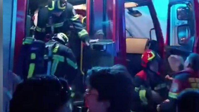 Incendio in centro a Bolzano, il video della movida che ostacola l'intervento dei pompieri tra video, selfie e canti