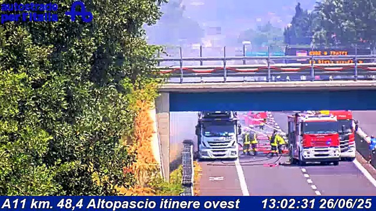 Veicolo in fiamme sulla Firenze Mare, l'intervento dei vigili del fuoco