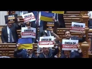 Portugueses protestam contra Lula em sessão da Assembleia