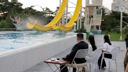 Kim Jong-un reaparece con su mujer en la presentación del 'Benidorm' de Corea del Norte