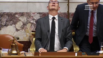 La inesperada imagen en el Parlamento de Francia: "¿Tenemos bomberos?"