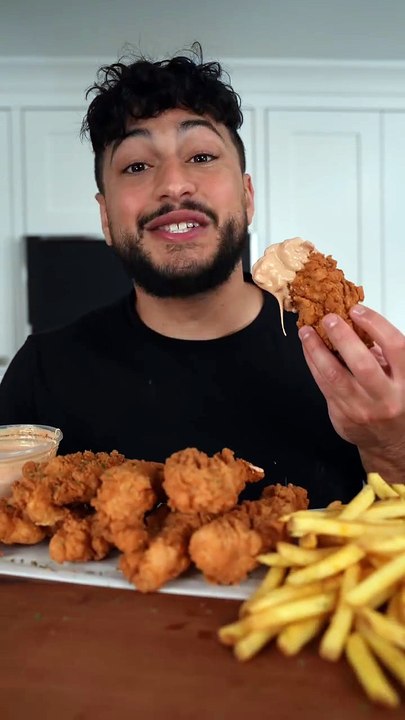 Follow for more ASMR videos🌮🍟 Credits: @thegoldenbalance #mukbang #asmr #fastfood #asmreating