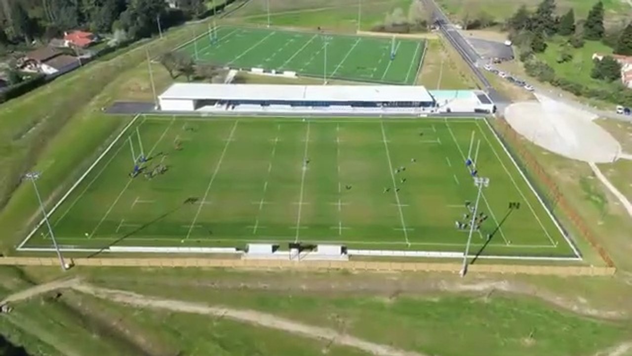 Unis en bleu et blanc Bande-annonce VF