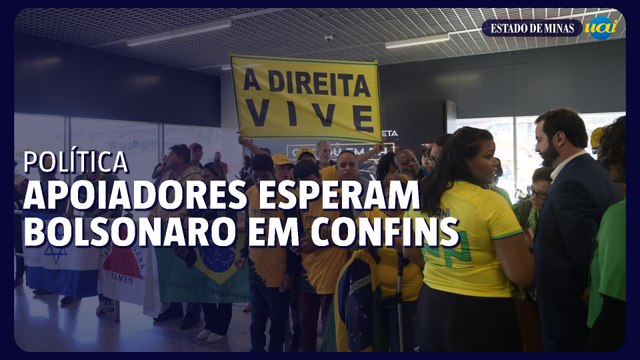 Apoiadores aguardam chegada de Bolsonaro no aeroporto de Confins