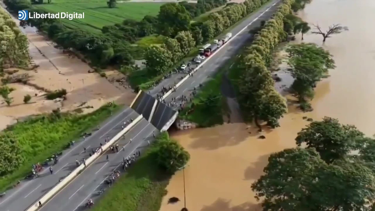 Un puente en la principal autopista del oeste de Venezuela colapsa tras intensas lluvias