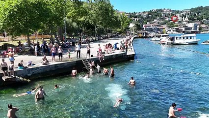 İstanbul kavruldu: Sıcaktan bunalan boğazın serin sularına atladı