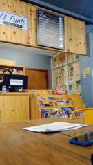 Video: una joven destrozó el buffet donde trabajaba y denunció que sus jefes la trataban mal