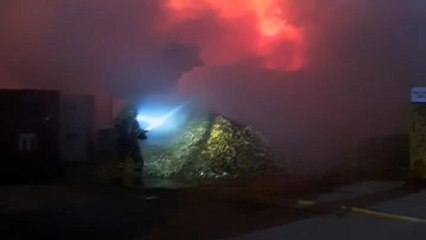 Vídeo del incendio ocurrido en la madrugada de este jueves en el exterior de una nave industrial de Málaga.