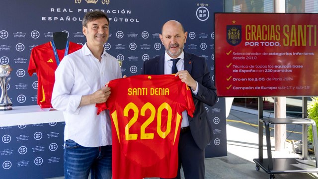 La RFEF reconoce el trabajo de Santi Denia con un cálido homenaje