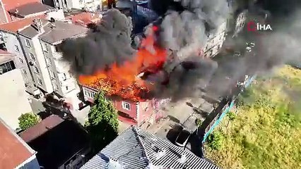 İstanbul'da yürekleri ağza getiren yangın: Alevler yan binaya sıçradı