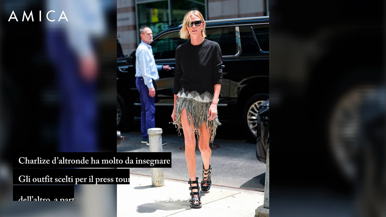 La manicure a mezza luna di Charlize Theron è da copiare asap