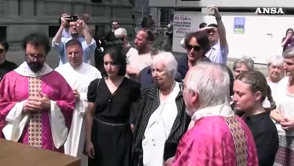 Milano, il feretro con Arnaldo Pomodoro lascia la chiesta di San Fedele