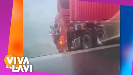 Camión queda colgado tras derrumbe de puente