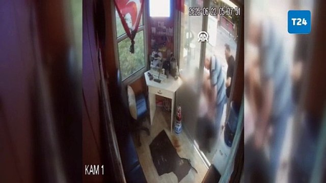 Taksi durağındaki iki arkadaşın aynı anda kalp krizi geçirmesi güvenlik kamerasında