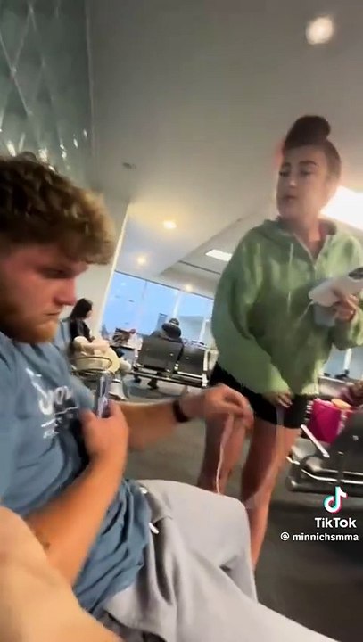 Karen influencer Jinger freaks out at airport