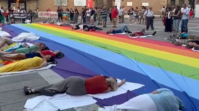 Bologna, il video del flash mob per Gaza in piazza del Nettuno con gli echi delle bombe