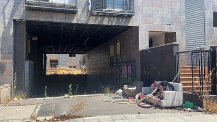 Ofrecen a los 200 'inquilinos' del hotel okupa "hasta 15.000 euros por abandonar la vivienda"