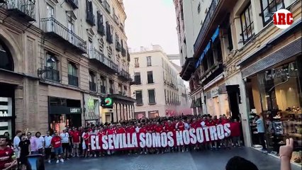 Miles de sevillistas recorren las calles pidiendo la dimisión del actual Consejo