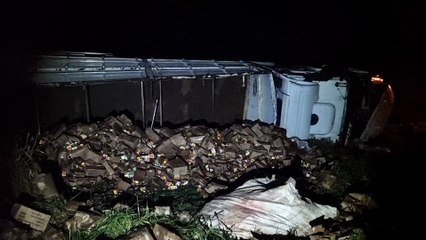 Caminhão que tombou pela manhã na BR-163 segue no local