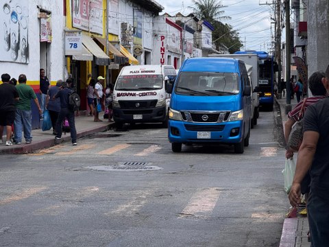 Tras protesta, choferes de combis, afectados por camiones improvisados de la zona oriente en Mérida