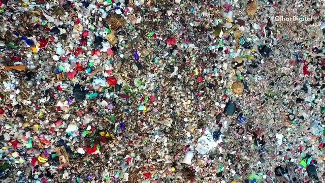 Garrafas de vidro têm mais microplásticos do que as de plástico, revela estudo