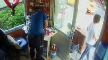 İzmir'de fenalaşan arkadaşına yardım etti, ikisi de kalp krizinden öldü