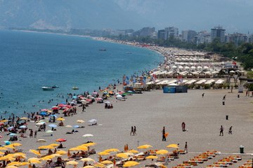 Sıcaktan bunalan Konyaaltı'na koştu: Plajlar tıklım tıklım 