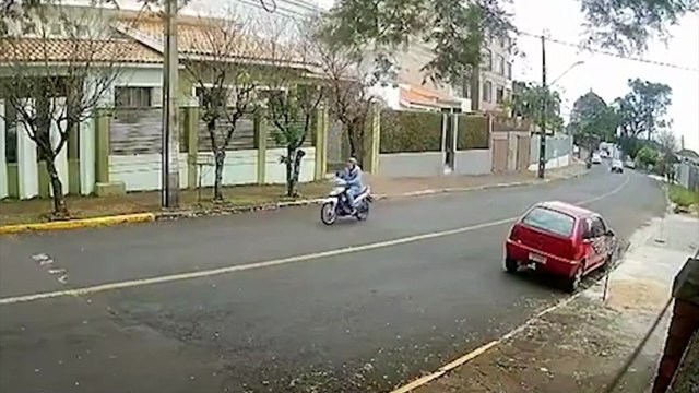 Vídeo mostra acidente entre moto e carro que resultou em colisão contra muro em Apucarana