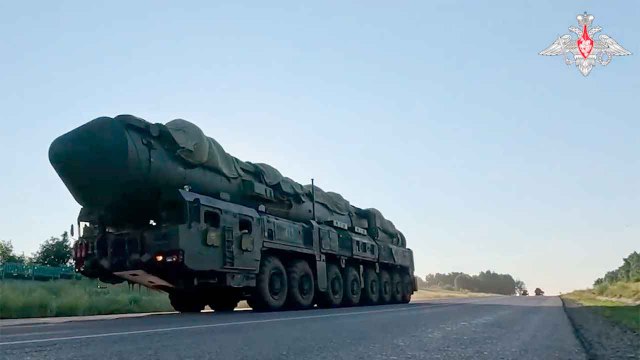 Rusya, Gerçekçi Savaş Tatbikatlarında Yars Nükleer Füze Fırlatıcılarını Hareket Ettirdi