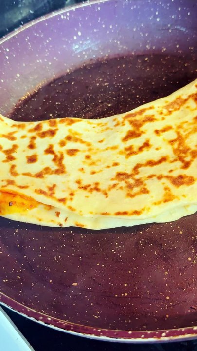 صباحكم مناقيش! 😍 مين بيحب مناقيش الجبنة والزيتون مع كاسة شاي؟