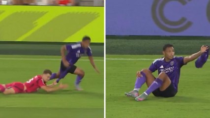 Muriel resta... in mutande! L'avversario lo ferma, lui reagisce così