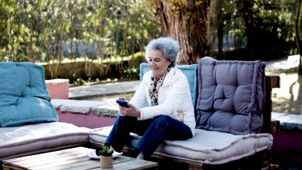 👉 “Elders Say You’re Addicted. Are They Wrong 📱🧓”