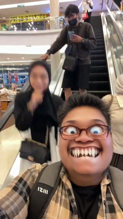 Pranking People Using Smartphone Filters On Escalators