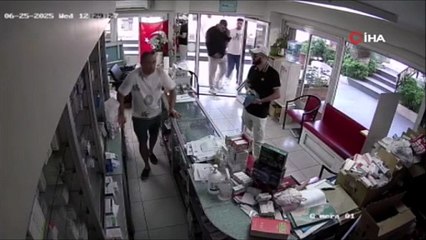 İzmir'de eczaneye yumurtalı saldırı